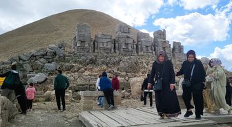 Nemrut Dağı'nda bayram tatilinde ziyaretçi yoğunluğu yaşanıyor