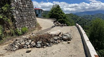 Rize'de istinat duvarının yıkılması sonucu mahalle yolu ulaşıma kapandı
