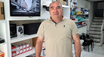 Sivas'ta bir sürücü, motokuryenin yola saçılan paralarını toplayıp polise teslim etti