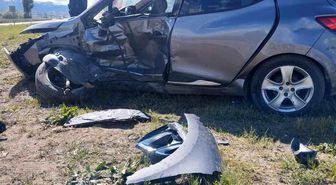 Sivas'ta iki otomobilin çarpıştığı kazada 4 kişi yaralandı