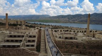 Tarihi Hasankeyf ilçesi bayram tatilinde ziyaretçilerini ağırlıyor