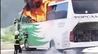 Terminalde yolcu otobüsü alev alev yandı