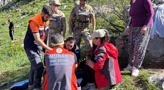 Tunceli'de dağda sakatlanan kadın sedyeyle 2 kilometre taşınıp hastaneye ulaştırıldı
