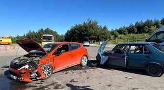 Uşak'ta otomobiller çarpıştı: 5 yaralı