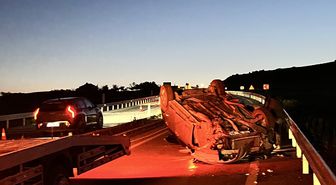 Aksaray'da refüje çarpan otomobildeki 7 kişi yaralandı