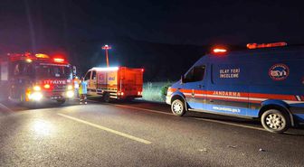 Bariyerlere çarpan yolcu otobüsü alev aldı: 3 ölü, 20 yaralı