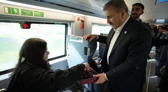 BBP Genel Başkanı Destici, yüksek hızlı trende yolcuların Kurban Bayramı'nı kutladı