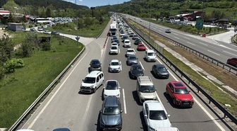 Bolu'da çocuklar, güler yüzleriyle bayram trafiğinde sıkışan tatilcilerin stresini azalttı