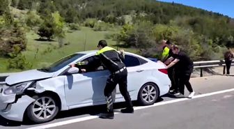 Bolu'da polis ekipleri kaza yapan aracı iterek trafiği rahatlattı