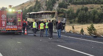 Denizli'de bariyerlere çarpan yolcu otobüsü yandı: 1'i bebek 8 ölü, 33 yaralı