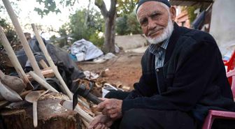 Hatay'da 85 yaşındaki usta, 70 yıldır ağaç dallarını keser ve bıçakla kaşığa dönüştürüyor