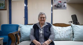 Hayat hikayesini kitaplaştıran Parkinson hastası emekli öğretmene eski öğrencilerinden imza günü