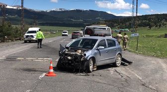 Kars'ta çarpışan iki otomobildeki 3 kişi yaralandı