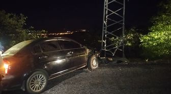 Konya'da elektrik direğine çarpan otomobildeki 1 kişi yaralandı
