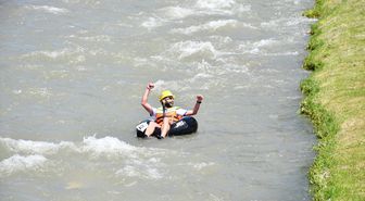 Kosova'da adrenalin tutkunları Akdere Nehri'nde şambrellerle rafting yaptı