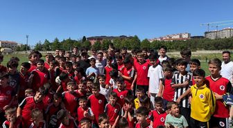 Milli futbolcu Cengiz Ünder memleketi Balıkesir'de genç sporcularla buluştu