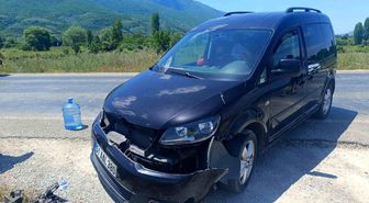 Motosiklet otomobille çarpıştı : Sürücü ağır yaralı