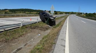 Samsun'da devrilen hafif ticari araçtaki 3 kişi yaralandı