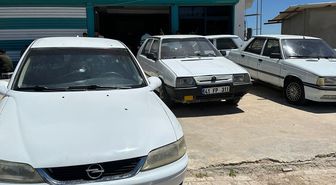Şanlıurfa'da iş yerine düzenlenen silahlı saldırıda 5 otomobil zarar gördü