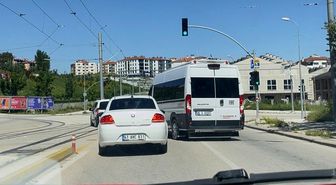 Servis aracını otomobilin üzerine böyle sürdü