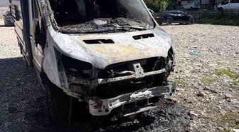 Siirt'te park halindeki kamyonet yandı