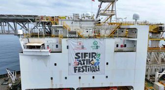 Yavuz Derin Deniz Sondaj Gemisi'ne 'Sıfır Atık Festivali' yazılı bir pankart asıldı