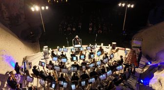 ABD'li müzik topluluğu, Kapadokya'da konser verdi; geliri hastalara harcanacak