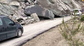Ayancık'ta heyelan: Köy yolu trafiğe kapatıldı
