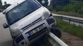 Bafra'da kontrolden çıkan otomobil bariyerlere çarptı: 4 yaralı