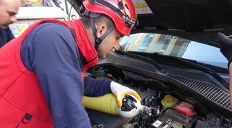 Balıkesir'de otomobilin motor kısmına giren yavru kedi kurtarıldı