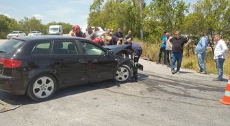 Balıkesir'de otomobille yolcu minibüsünün çarpıştığı kazada 14 kişi yaralandı