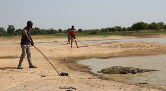 Burkina Faso'daki 'timsahlı köy' ziyaretçilerin ilgisini çekiyor