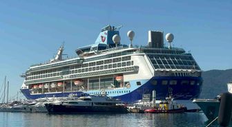 Dev gemi 2 bin500 yolcusu ile Marmaris Limanı'na demirledi