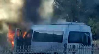 Diyarbakır'da alevlere teslim olan minibüs küle döndü