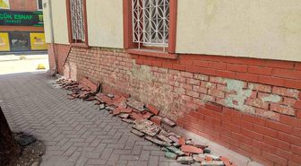 Eskişehir'de cami duvarının dekoratif tuğlaları deforme olup kaldırıma döküldü