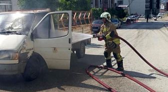 Hatay'da seyir halindeki kamyonet alevlere teslim oldu
