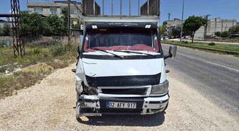 Kamyonet ile çarpışan motosikletin sürücüsü yaralandı