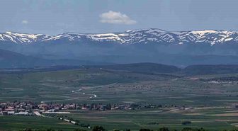 Kütahya'da kartpostallık manzara zirvede kar, ovada bahar