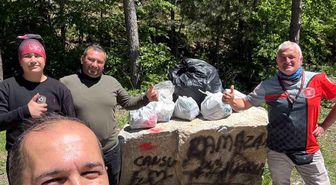 Kütahya'da kirlenen mesire alanını Eskişehirli motosiklet grubu temizledi