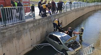 Otomobil, sulama kanalına düştü; sürücü yaralı