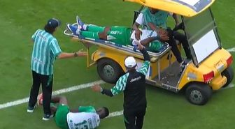 Sakatlanan oyuncuyu taşıyan ambulans, başka bir futbolcuya çarptı