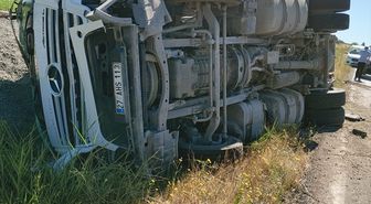 Siirt'te çarpışan otomobil ile kamyondaki 3 kişi yaralandı