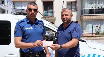 Yolda bulduğu 2 bin 400 TL'yi polise teslim etti