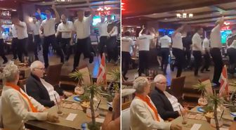 Alanya’da bir restoranda sergilenen performans turistleri şaşkına çevirdi