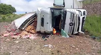 Amasya'da tavuk eti yüklü tır şarampole uçtu: 2 yaralı