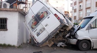 Antalya'da tarım işçilerini taşıyan 2 minibüsün çarpıştığı kazada 5 kişi yaralandı