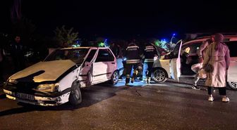 Araçta sıkışan yaralıyı itfaiye kurtardı