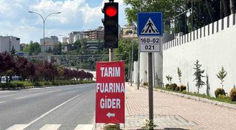 Bilecik'te trafik ışıklarına asılan reklamlar tepkilere neden oldu