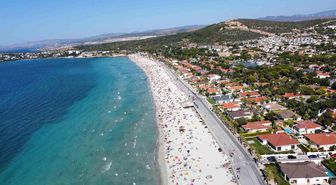 Çeşme'de bayram tatilinde nüfus 1 milyona dayandı, yüz binlerce araç akın etti
