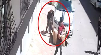 Çocuğun yaktığı karton, otomobili tutuşturdu; o anlar kamerada